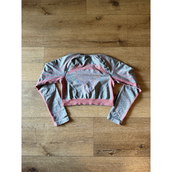 Gymshark Womens Gray Seamless Athletic Long Sleeve Cropped Top Size Medium - Picture 2 of 3